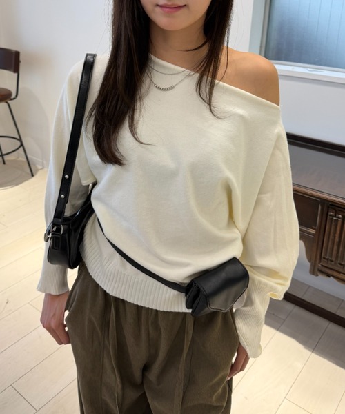 mebole(メボレ)の「オフショルダーニット(ニット/セーター・レディース・レッド/ブラウン/ホワイト/ブラック/グレー・FREE)」の11枚目の写真
