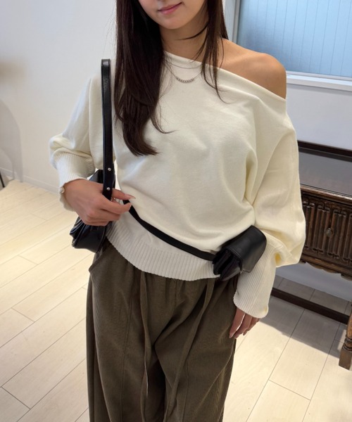 mebole(メボレ)の「オフショルダーニット(ニット/セーター・レディース・レッド/ブラウン/ホワイト/ブラック/グレー・FREE)」の13枚目の写真