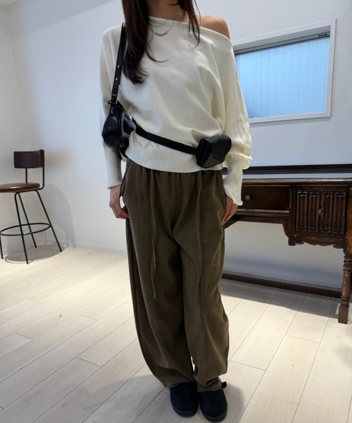 mebole(メボレ)の「オフショルダーニット(ニット/セーター・レディース・レッド/ブラウン/ホワイト/ブラック/グレー・FREE)」の15枚目の写真