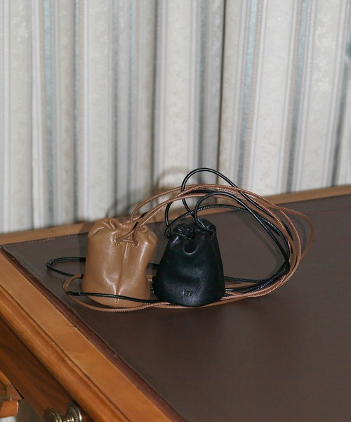 ADAM ET ROPE'(アダムエロペ)の「【PFT】Drawstrig Mini Pochette(ショルダーバッグ・レディース・ブラック/ブラウン・FREE)」の4枚目の写真