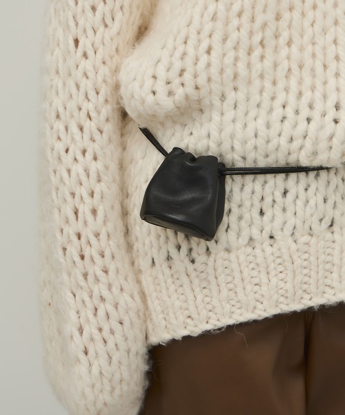 ADAM ET ROPE'(アダムエロペ)の「【PFT】Drawstrig Mini Pochette(ショルダーバッグ・レディース・ブラック/ブラウン・FREE)」の6枚目の写真