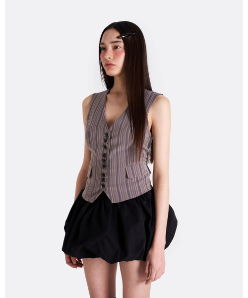 SIO（シオ）の「Vネックボタンストライプベスト[ベージュ]（ベスト・レディース・ベージュ・SMALL/MEDIUM）」の2枚目の写真