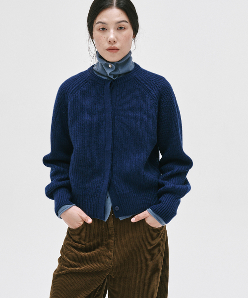 YURT（ユルト）の「CASHMERE  WOOL HEAVY  CARDIGAN_3color（ニット/セーター・レディース・ダークブルー/ダークブラウン/グレー・FREE）」の9枚目の写真