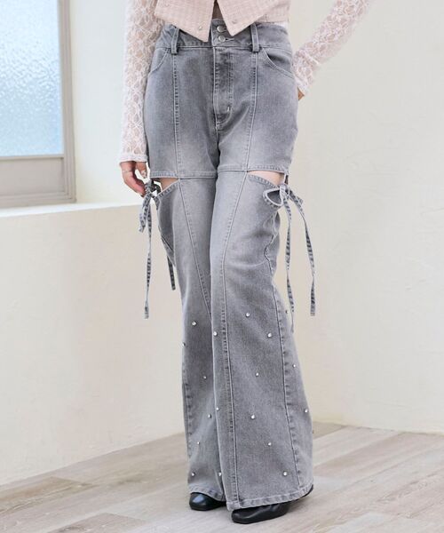 MAJESTIC LEGON（マジェスティックレゴン）の「スリットビジューフレアデニムパンツ（デニムパンツ・レディース・サックスブルー/グレー/ブルー・LARGE/MEDIUM/SMALL/X-SMALL）」の2枚目の写真