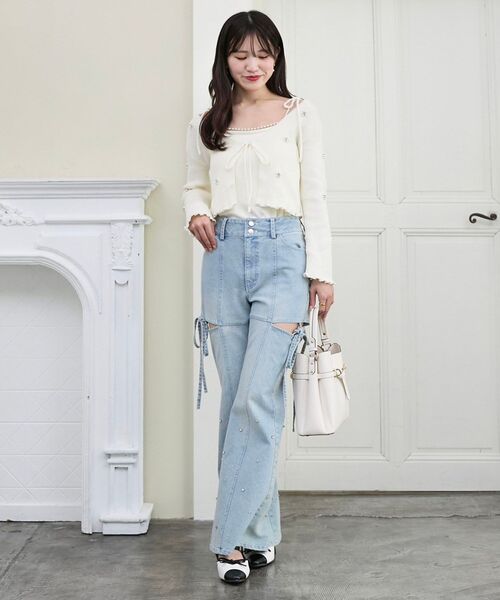 MAJESTIC LEGON（マジェスティックレゴン）の「スリットビジューフレアデニムパンツ（デニムパンツ・レディース・サックスブルー/グレー/ブルー・LARGE/MEDIUM/SMALL/X-SMALL）」の4枚目の写真