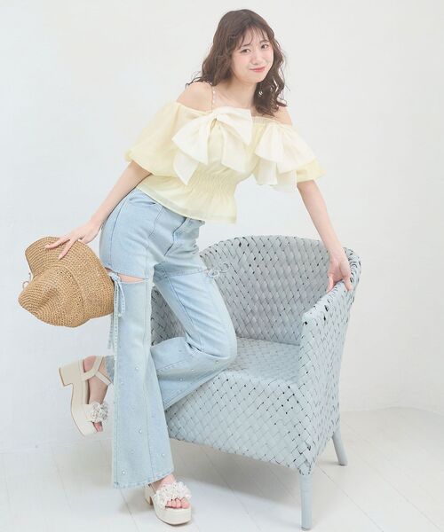 MAJESTIC LEGON（マジェスティックレゴン）の「スリットビジューフレアデニムパンツ（デニムパンツ・レディース・サックスブルー/グレー/ブルー・LARGE/MEDIUM/SMALL/X-SMALL）」の5枚目の写真