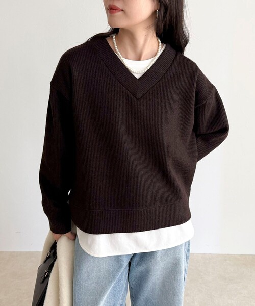 fredy emue（フレディエミュ）の「リブ見えニットソーVネックプルオーバー（Tシャツ/カットソー・レディース・ブラウン/オフホワイト/グレー・38）」の3枚目の写真