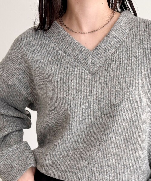 fredy emue（フレディエミュ）の「リブ見えニットソーVネックプルオーバー（Tシャツ/カットソー・レディース・ブラウン/オフホワイト/グレー・38）」の2枚目の写真