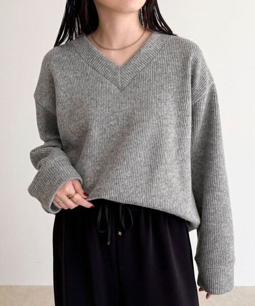 【NEW】フレディエミュ（fredy emue）/リブ見えニットソーVネックプルオーバー fredy emue（フレディエミュ）の「リブ見えニットソーVネックプル
