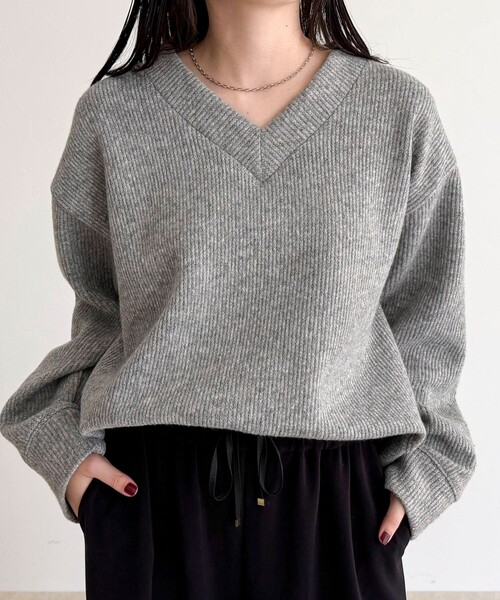 fredy emue（フレディエミュ）の「リブ見えニットソーVネックプルオーバー（Tシャツ/カットソー・レディース・ブラウン/オフホワイト/グレー・38）」の9枚目の写真