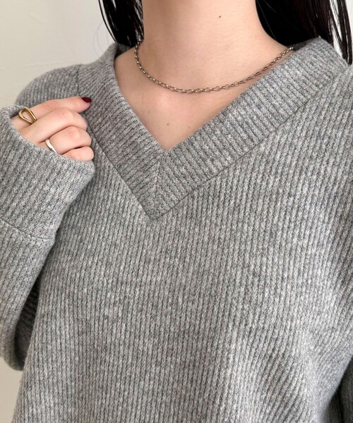 fredy emue（フレディエミュ）の「リブ見えニットソーVネックプルオーバー（Tシャツ/カットソー・レディース・ブラウン/オフホワイト/グレー・38）」の17枚目の写真