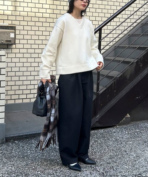 fredy emue（フレディエミュ）の「リブ見えニットソーVネックプル