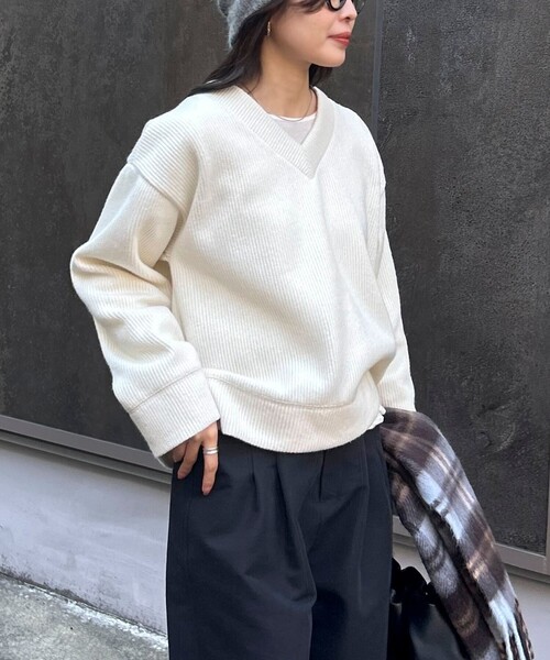 fredy emue（フレディエミュ）の「リブ見えニットソーVネックプルオーバー（Tシャツ/カットソー・レディース・ブラウン/オフホワイト/グレー・38）」の20枚目の写真