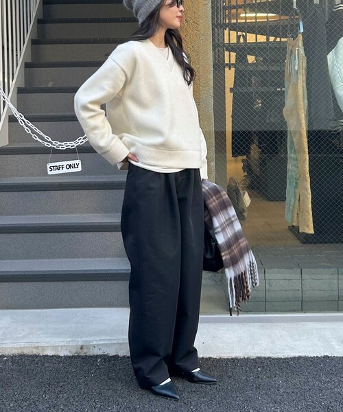 fredy emue（フレディエミュ）の「リブ見えニットソーVネックプルオーバー（Tシャツ/カットソー・レディース・ブラウン/オフホワイト/グレー・38）」の21枚目の写真