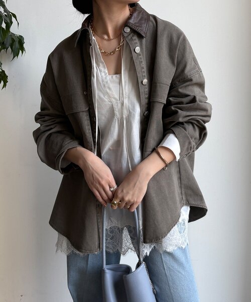 DouDou(ドゥドゥ)の「フェイクレザー衿シャツジャケット(その他アウター・レディース・グレイッシュベージュ/モカ・FREE)」の2枚目の写真