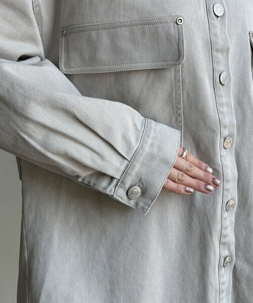 DouDou(ドゥドゥ)の「フェイクレザー衿シャツジャケット(その他アウター・レディース・グレイッシュベージュ/モカ・FREE)」の5枚目の写真