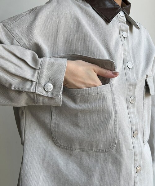 DouDou(ドゥドゥ)の「フェイクレザー衿シャツジャケット(その他アウター・レディース・グレイッシュベージュ/モカ・FREE)」の4枚目の写真