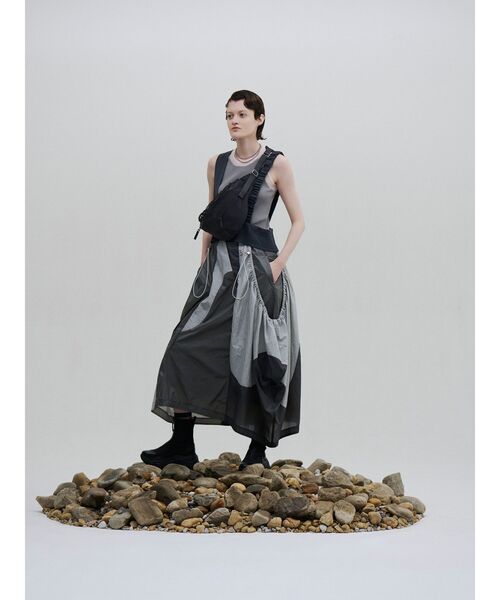 UN3D.（アンスリード）の「HALF MOON BODY BAG / ハーフムーンボディーバッグ（ボディバッグ/ウエストポーチ・レディース・ブラック/ベージュ・FREE）」の5枚目の写真