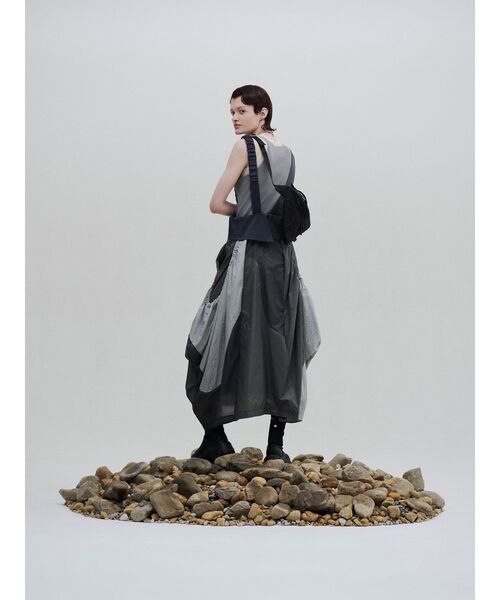 UN3D.（アンスリード）の「HALF MOON BODY BAG / ハーフムーンボディーバッグ（ボディバッグ/ウエストポーチ・レディース・ブラック/ベージュ・FREE）」の11枚目の写真