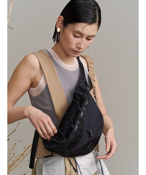 UN3D.（アンスリード）の「HALF MOON BODY BAG / ハーフムーンボディーバッグ（ボディバッグ/ウエストポーチ・レディース・ブラック/ベージュ・FREE）」の18枚目の写真