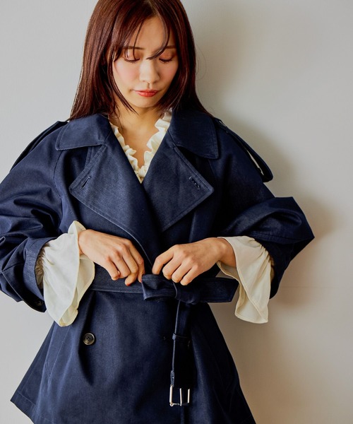 mysty woman(ミスティウーマン)の「コクーンスリーブショートトレンチコート 643238(トレンチコート・レディース・ベージュ/ネイビー/カーキ・FREE)」の3枚目の写真