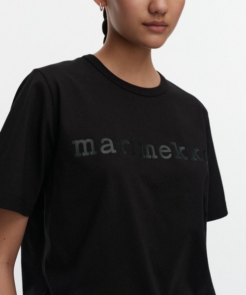 marimekko（マリメッコ）の「【kioski】 Erna Logo / T-shirt（Tシャツ/カットソー・レディース・ブラック・X-SMALL/SMALL/LARGE/X-LARGE/MEDIUM）」の4枚目の写真