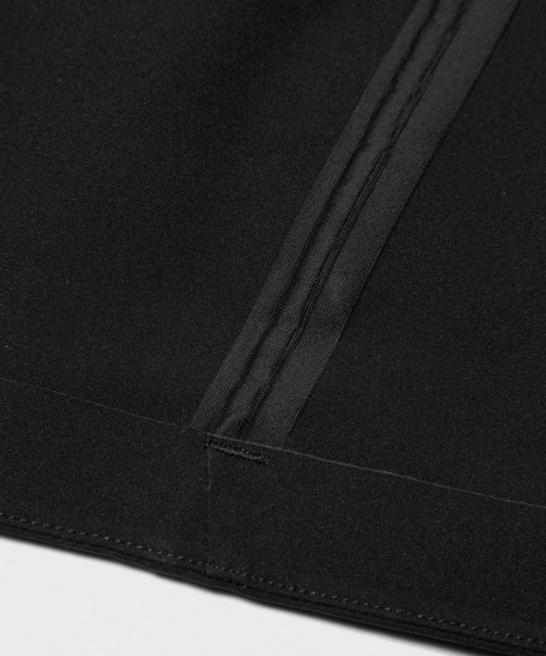 DESCENTE ALLTERRAIN(デサント オルテライン)の「DESCENTE ALLTERRAIN/デサントオルテライン SEAMLESS STRETCH BIG CARGO SHORTS ブランドロゴ シームレス カーゴショーツ 2026年 夏 夏服(カーゴパンツ・メンズ・ブラック・M/L/O)」の9枚目の写真