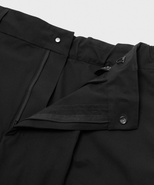 DESCENTE ALLTERRAIN(デサント オルテライン)の「DESCENTE ALLTERRAIN/デサントオルテライン SEAMLESS STRETCH BIG CARGO SHORTS ブランドロゴ シームレス カーゴショーツ 2026年 夏 夏服(カーゴパンツ・メンズ・ブラック・M/L/O)」の8枚目の写真