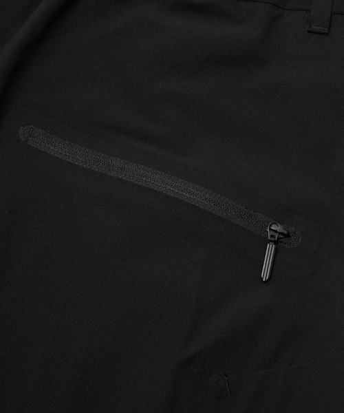 DESCENTE ALLTERRAIN(デサント オルテライン)の「DESCENTE ALLTERRAIN/デサントオルテライン SEAMLESS STRETCH BIG CARGO SHORTS ブランドロゴ シームレス カーゴショーツ 2026年 夏 夏服(カーゴパンツ・メンズ・ブラック・M/L/O)」の6枚目の写真