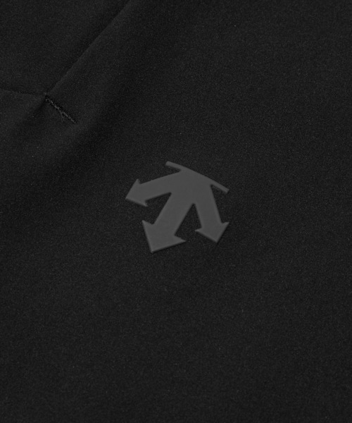 DESCENTE ALLTERRAIN(デサント オルテライン)の「DESCENTE ALLTERRAIN/デサントオルテライン SEAMLESS STRETCH BIG CARGO SHORTS ブランドロゴ シームレス カーゴショーツ 2026年 夏 夏服(カーゴパンツ・メンズ・ブラック・M/L/O)」の4枚目の写真
