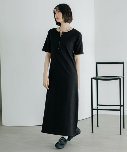 PAGEBOY（ページボーイ）の「【汗じみ防止/2サイズ展開】ジミレスヘンリーネックワンピース（ワンピース・レディース・ブラック/グレー/チェリーピンク・MEDIUM/SMALL）」の6枚目の写真
