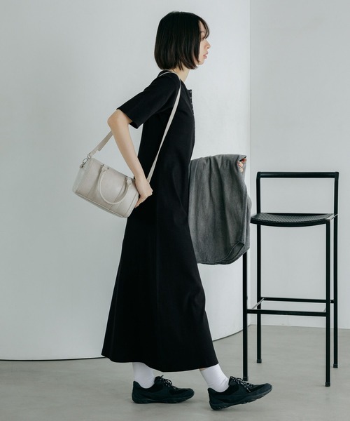 PAGEBOY（ページボーイ）の「【汗じみ防止/2サイズ展開】ジミレスヘンリーネックワンピース（ワンピース・レディース・ブラック/グレー/チェリーピンク・MEDIUM/SMALL）」の4枚目の写真