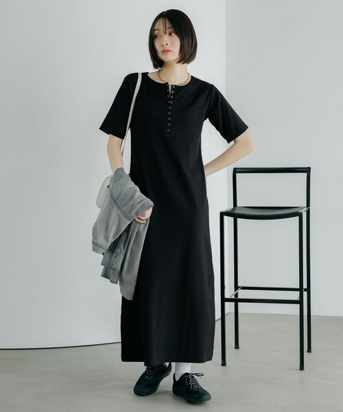 PAGEBOY（ページボーイ）の「【汗じみ防止/2サイズ展開】ジミレスヘンリーネックワンピース（ワンピース・レディース・ブラック/グレー/チェリーピンク・MEDIUM/SMALL）」の5枚目の写真