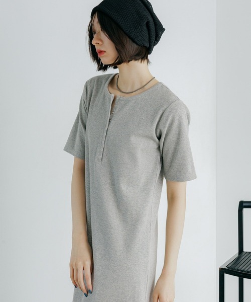 PAGEBOY（ページボーイ）の「【汗じみ防止/2サイズ展開】ジミレスヘンリーネックワンピース（ワンピース・レディース・ブラック/グレー/チェリーピンク・MEDIUM/SMALL）」の15枚目の写真