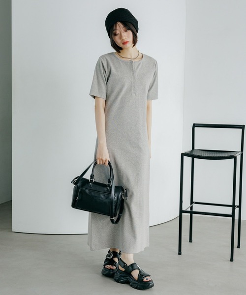 PAGEBOY（ページボーイ）の「【汗じみ防止/2サイズ展開】ジミレスヘンリーネックワンピース（ワンピース・レディース・ブラック/グレー/チェリーピンク・MEDIUM/SMALL）」の12枚目の写真