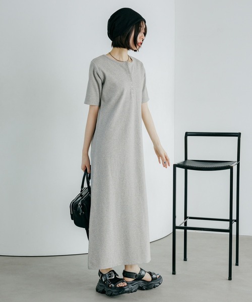 PAGEBOY（ページボーイ）の「【汗じみ防止/2サイズ展開】ジミレスヘンリーネックワンピース（ワンピース・レディース・ブラック/グレー/チェリーピンク・MEDIUM/SMALL）」の14枚目の写真