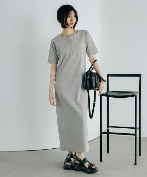 PAGEBOY（ページボーイ）の「【汗じみ防止/2サイズ展開】ジミレスヘンリーネックワンピース（ワンピース・レディース・ブラック/グレー/チェリーピンク・MEDIUM/SMALL）」の9枚目の写真