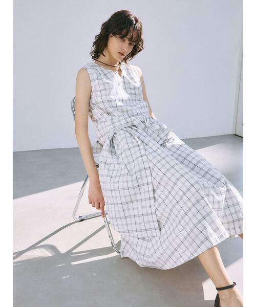 LAGUNAMOON(ラグナムーン)の「ウエストシャツデザインワンピース 【夏服】(ワンピース・レディース・ホワイト/ブラック/オフホワイト・SMALL/MEDIUM)」の3枚目の写真