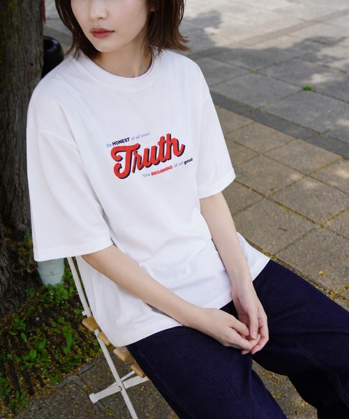 ZIP FIVE(ジップファイブ)の「高密度編み古着風プリント半袖Tシャツ(Tシャツ/カットソー・レディース・イエロー/ホワイト/レッド/ホワイト系/ホワイト系1/ブラック/グレー/チャコールグレー/ネイビー系/ブルー・MEDIUM/LARGE)」の2枚目の写真