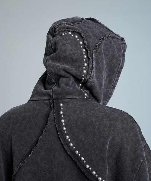 VI E DIT(ヴィエディット)の「Stud Bleach Leopard Zip Hoodie/スタッズブリーチレオパードジップフーディ〈セットアップ着用可能〉(パーカー・メンズ・ブラック/グレー・1/2)」の4枚目の写真