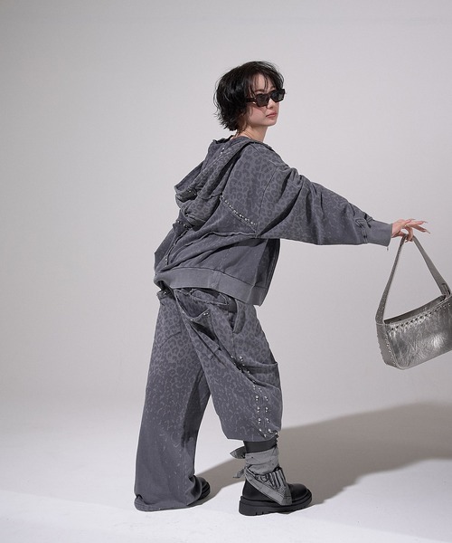 VI E DIT(ヴィエディット)の「Stud Bleach Leopard Zip Hoodie/スタッズブリーチレオパードジップフーディ〈セットアップ着用可能〉(パーカー・メンズ・ブラック/グレー・1/2)」の12枚目の写真