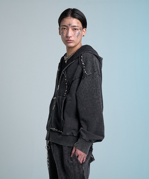 VI E DIT(ヴィエディット)の「Stud Bleach Leopard Zip Hoodie/スタッズブリーチレオパードジップフーディ〈セットアップ着用可能〉(パーカー・メンズ・ブラック/グレー・1/2)」の21枚目の写真