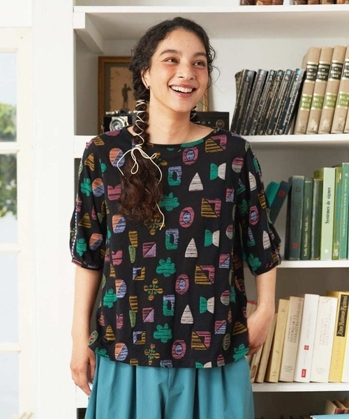 Jocomomola(ホコモモラ)の「Sala de baile ブークレジャカードカットソー(Tシャツ/カットソー・レディース・ブラック/オレンジ・40)」の2枚目の写真
