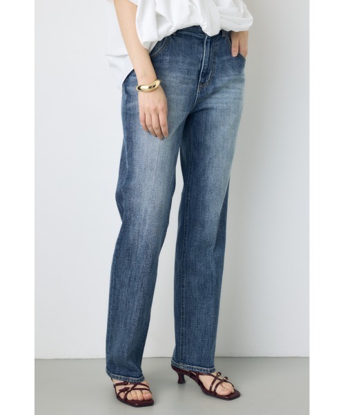 AZUL by moussy(アズールバイマウジー)の「【サイズ,身長別画像あり】AZUL DENIM センタープレスストレートデニム 体系カバー 美脚 細見え 足長(デニムパンツ・レディース・ブルー/ワンウォッシュ・24inch/25inch/26inch/27inch)」の4枚目の写真