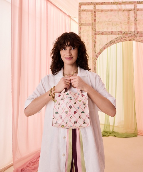 Cath Kidston(キャスキッドソン)の「スモール ブックバッグ Rope Charms(ハンドバッグ・レディース・ピンク・FREE)」の2枚目の写真
