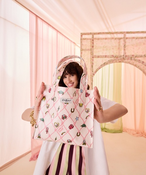Cath Kidston(キャスキッドソン)の「スモール ブックバッグ Rope Charms(ハンドバッグ・レディース・ピンク・FREE)」の3枚目の写真