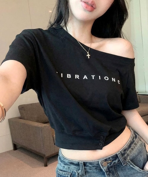 REMUR(レミュール)の「ワンショルロゴプリントTシャツ 裾ボタン(Tシャツ/カットソー・レディース・ブラック/ホワイト・FREE)」の18枚目の写真