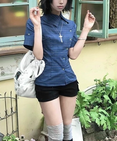 LAMPOON(ランプーン)の「チェックアシンメトリーブラウス(シャツ/ブラウス・レディース・ブルー・SMALL/MEDIUM/LARGE)」の2枚目の写真