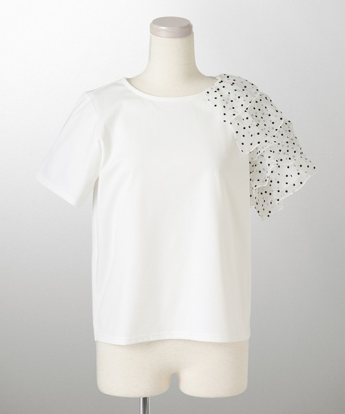 HUIT bouquet(ユイット)の「アシンメトリー フリルスリーブ Tシャツ HUIT(Tシャツ/カットソー・レディース・ホワイト系その他/ホワイト系その他2・M)」の2枚目の写真