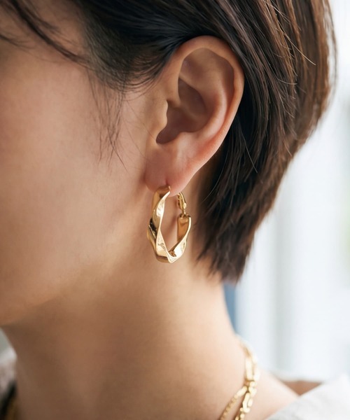 STYLE DELI（スタイルデリ）の「【DELI by】ステンレススチールウェーブピアス（ピアス（両耳用）・レディース・ゴールド/シルバー・FREE）」の2枚目の写真